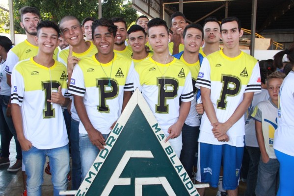 Desfile das delegações e tocha olímpica marcaram o evento