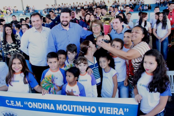 Escola Municipal Ondina Moutinho Vieira ganhou o primeiro troféu como a delegação mais organizada da festa de abertura