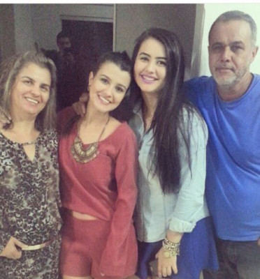 Sandra Aparecida da Silva Rosa, aniversariante de hoje, ao lado das filhas e do marido Flávio