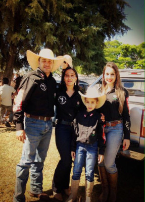 Wilson Vieira Junior aniversariante do dia 11 recebendo o carinho da família 