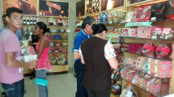 Chocolates, perfumes, flores e smartphones estão entre os produtos mais vendidos