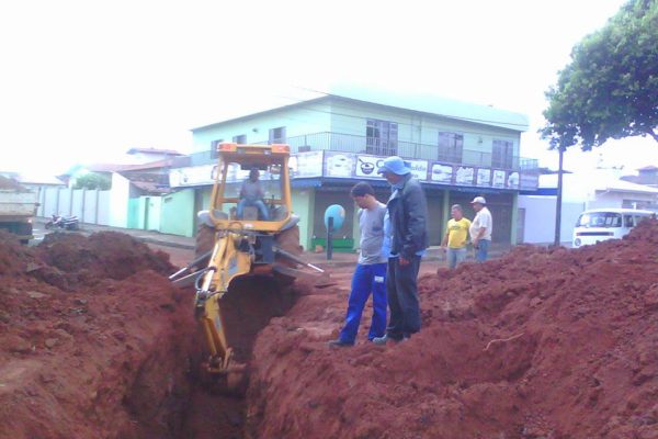 Equipe realizou uma abertura na valeta para consertar a manilha danificada