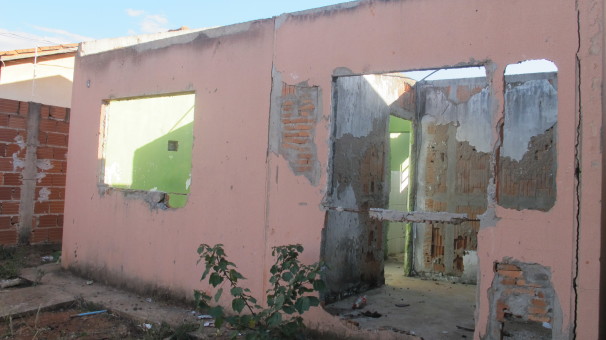 Casas abandonadas atraem à ação de vândalos 