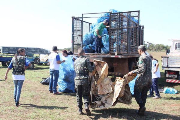 A Ação de Despoluição reuniu centenas de voluntários neste sábado, 3, às margens do rio Paranaíba