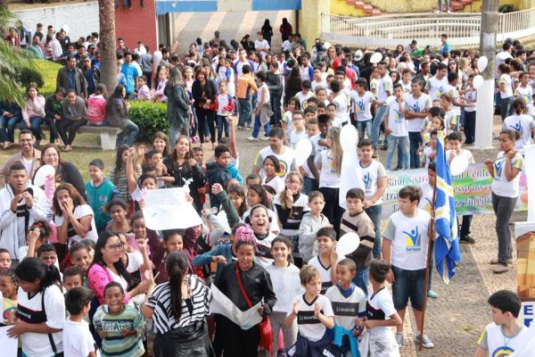 Jovens sensibilizaram a comunidade quanto à importância do combate e prevenção às drogas