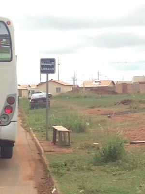 Usuários afirmam que não há local adequado para espera do transporte coletivo