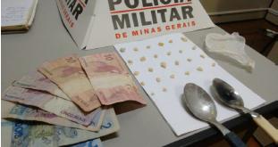 Droga, colheres com resquício do entorpecente e dinheiro foram apreendidos pela PM