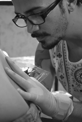 Encerrando o mês que celebrou no dia 20 a homenagem ao Tatuador – segue um “Salve” ao artista araguarino Kenner Prado. Histórias de amor, superação, cicatrizes da vida, vitórias e tantas outras, eternizadas pelo artista, que tem como tela a pele. Vai usando sua máquina e seu traço fino e firme, deixando por aí sua arte! Parabéns Kenner!