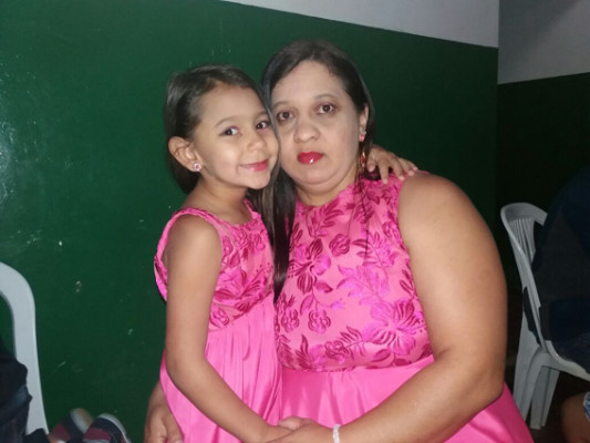 Adriana Vanessa de Souza Fernandes Mendonça, aniversariante do dia 25, com a filha Giovanna Gabrielly