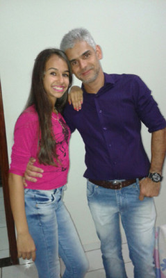 Anna Laura Ferreira da Cunha Silva completa 15 anos no dia 7, recebendo o carinho de amigos e familiares. Na foto, com o pai Antônio César da Silva 