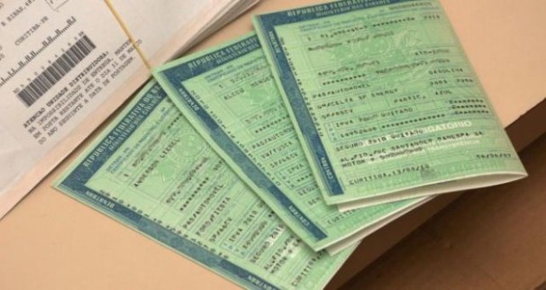 O documento concede o direito de tráfego ao veículo, legalizando sua circulação