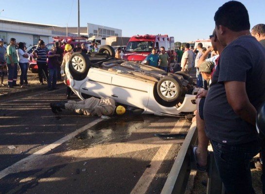 Com o impacto da batida, automóvel tombou na pista