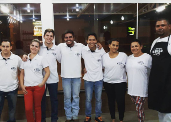  Sejam bem-vindos a mais uma edição da nossa Acesso Restrito. Comecinho do mês de julho e a coluna está cheia de aniversários, eventos e muitos destaques. O primeiro deles é o famoso Made in Roça que inaugurou no final de junho. Um barzinho bom pra reunir os amigos e comer aquela deliciosa tilápia. Super indico. Tem um ambiente bom e agradável e claro, esta equipe maravilhosa para nos atender. #MadeInRoçaÉoLugar