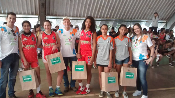 No último dia 2 de julho a equipe da Unimed Araguari realizou o Dia C. O evento aconteceu na quadra do CAIC. Lá, foram feitas algumas homenagens para as atletas destaques do projeto APAED. O dia C é uma iniciativa das cooperativas de Minas Gerais com o apoio da OCEMG(Organização das Cooperativas do Estado de Minas Gerais). Deixamos os parabéns a todos os envolvidos no evento e as atletas homenageadas. #APAED