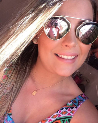 Na segunda-feira, a linda e loira Roberta Soares comemorou mais um ano. Tratando-se do namorado Lukiã eu sabia que viria alguma surpresa grande. Não foi uma música desta vez, mas quase isso. Um trio elétrico em frente à porta da casa da moça chamou a atenção de vizinhos e dos familiares. Lá estava Lukiã e sua tropa com a surpresa de aniversário para a garota. Tenho certeza que foi um dia de muita emoção. Deixo aqui os parabéns e desejo muita saúde e paz.