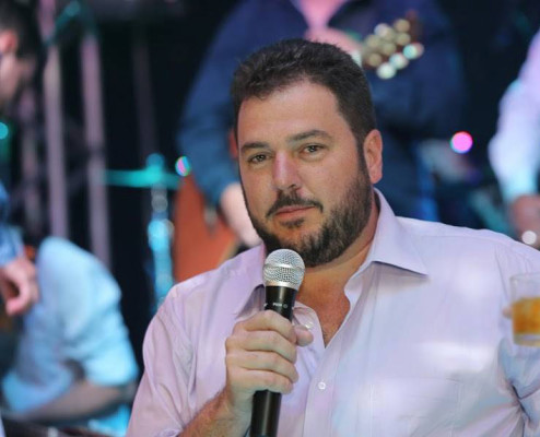 Rubiane faz 40, Evaristo também. Assim é o bordão do casal que desde o aniversário de Rubiane, 4 de maio, vem comemorando os novos 20. Mas agora é a vez de ele festejar e aplaudir mais um ano de experiência. Evaristo Ribeiro de Faria Júnior é o proprietário de um dos Buffets mais requintados da região, o Villa Rica. Posso dizer que simpatia e carisma fazem parte do cotidiano deste homem. Sempre muito receptivo e atencioso, ele vem deixando as boas marcas em nossa cidade. O aniversário do canceriano é na sexta-feira, dia 8, mas desde já deixo os parabéns e os votos de felicidade a ele. #RubianeFaz40EvaristoTambém