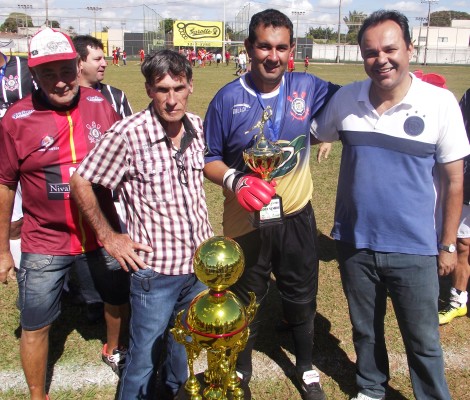 Alex Ceni recebe troféu de defesa menos vazada