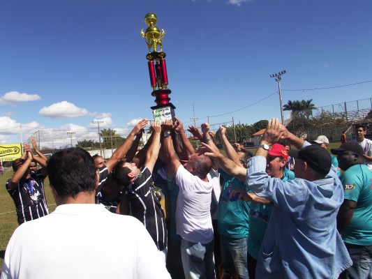 Entrega do troféu de campeão