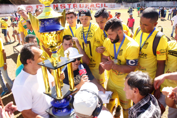 Entrega do troféu aos campeões