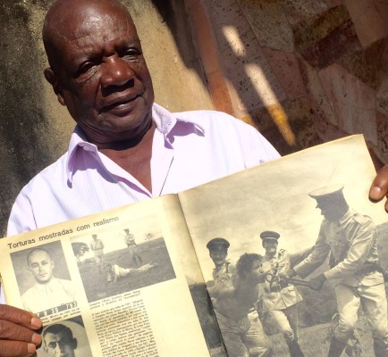 No papel de policial, na foto acima, Antônio aparece em uma das cenas censuradas do filme puxando a língua de um dos irmãos com um grande alicate