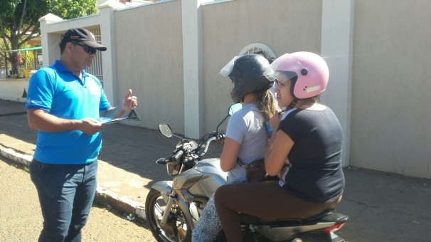 Motociclistas foram receberam orientações e panfletos em abordagem educativo