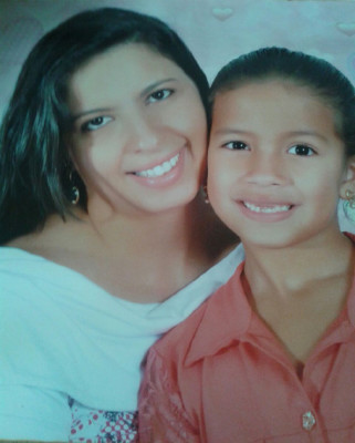 Lauriane Costa Mendes, aniversariante do dia 4, com a filha Amanda