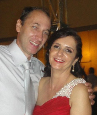 Ligia Helena Torres, aniversariante de hoje, com o esposo Wesley Silva dos Anjos 
