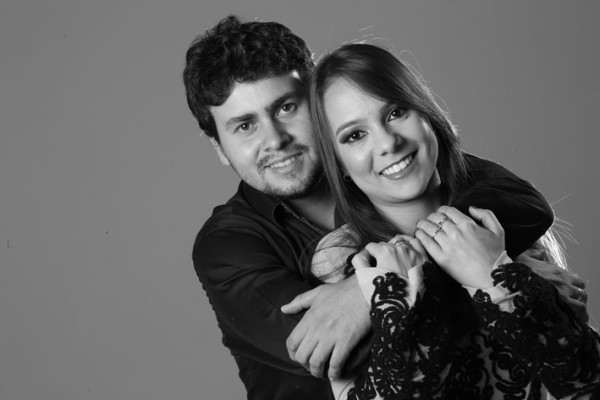 Mariana Messias Costa aniversariante do dia 18 ao lado do esposo Domires Júnior 