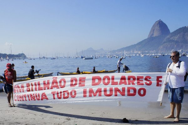 Protesto em alusão a ‘operação de limpeza’ da Baía de Guanabara, no Rio *Rio Real 