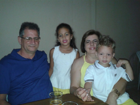 Suliene Costa Abranches Machado aniversariante do dia 7, ao lado do marido Agnaldo e dos netos Amanda e Miguel 