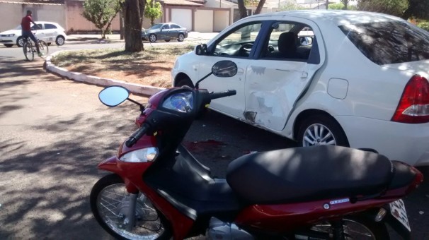 Motociclista foi atingido por um automóvel e sofreu um corte profundo no pescoço
