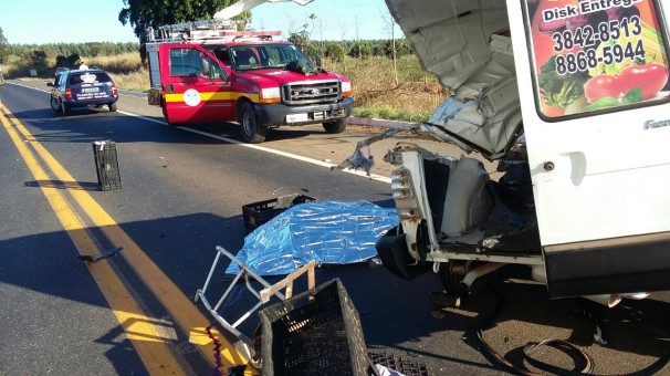 Veículo ficou completamente destruído após bater em caminhão na rodovia