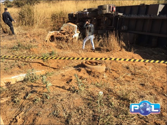 Acidente destruiu totalmente o lado direito do veículo; bitrem tombou com o impacto da batida