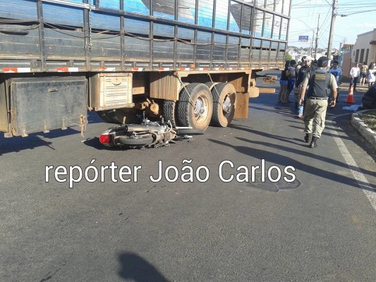 Segundo testemunhas, caminhão fechou motociclista ao tentar uma conversão à esquerda
