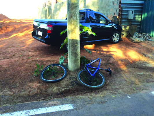 Condutores da bicicleta, moto e carro tiveram ferimentos leves em acidente na avenida do Pica-Pau