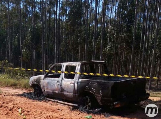 Corpo estava dentro do veículo, carbonizado, e foi encontrado por moradores da região