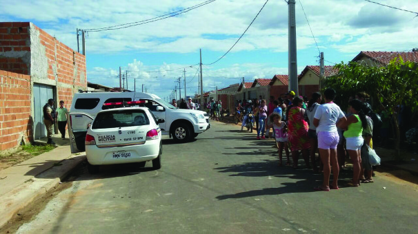 Populares se aglomeraram nas proximidades da casa da vítima, local onde ocorreu o acidente
