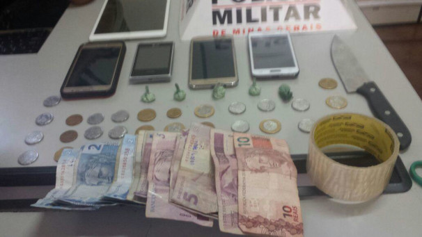 Durante a operação policial, foi feita a apreensão de uma motocicleta, utilizada para a entrega de drogas e outros três aparelhos celulares sem procedência lícita