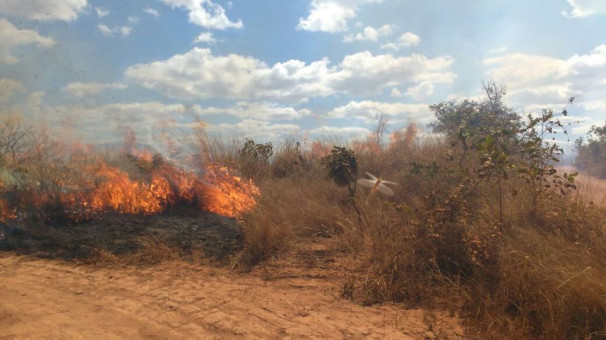 Os militares combateram um incêndio florestal de grandes proporções em propriedades rurais próximo ao Clube Pica-Pau