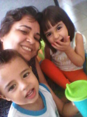 Kátia Cristina Teixeira Paranhos, aniversariante do dia 15, com os netos Kiara e Miguel 