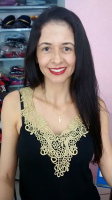 Valdirene Rodrigues da Silva, 36 anos, comerciante - “Eu gostaria que as pessoas pudessem ver a cidade como um patrimônio, para que elas cuidassem melhor das escolas municipais, que estão com falta de material e deixando a desejar; cuidassem melhor das áreas de lazer, como as praças, que estão destruídas, e cuidassem melhor da iluminação que ainda não atende as necessidades, principalmente para os jovens que saem à noite e não tem segurança para voltar para casa. Também daria de presenta um cuidado maior com as ruas, para que essa propaganda política não venha sujar nossa cidade com a panfletagem”.