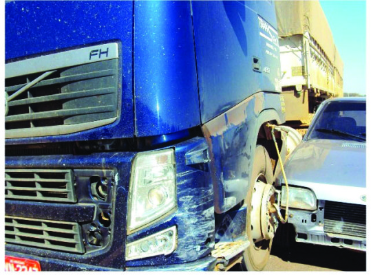 Carro de passeio foi atingido na lateral pelo caminhão