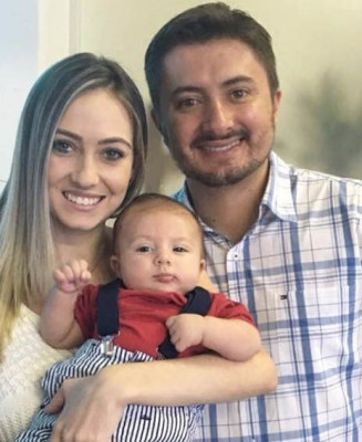 Débora Cassiano aniversariante de hoje. Na foto, com o marido Murilo Procópio e o filho Tomás 