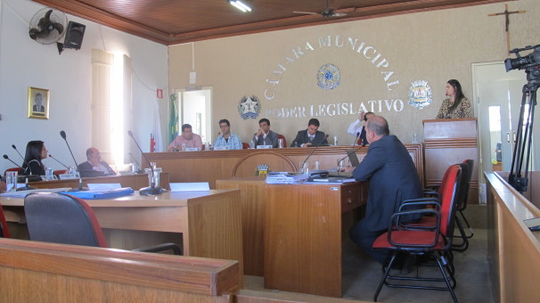 Secretária de Planejamento, Eliane Gussoni fala sobre a ETE em plenário. Obra para construção da ETE é estimada em aproximadamente R$ 39 milhões 