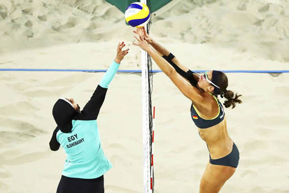 Num exemplo de contraste cultural, egípcia e alemã disputam bola no vôlei de praia *Divulgação  