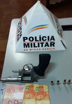 Materiais apreendidos com os autores