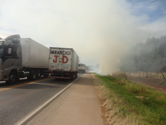 Foco de queimada às margens da 050
