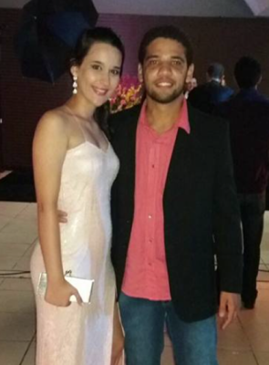 Quem hoje festeja mais um ano de vida e volta a Acesso Restrito é meu grande primo Matheus Modesto. O garoto continua empenhado em conquistar o diploma no curso de Química pela Universidade Federal de Uberlândia. Desejo a ele um feliz aniversário e muitas conquistas. Na foto ele está acompanhado pela linda namorada Ana Clara Naves. #ModestoPagaLanche