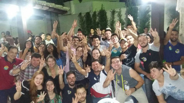 E o estudante de direito Hugo Sanchez comemorou a chegada de mais um ano de vida com chave de ouro. Na última sexta-feira, dia 19, o guri recebeu amigos e familiares para uma resenha de aniversário lá na casa dos Sanchez. Hugo esteve aqui na coluna Acesso Restrito por várias vezes agora retorna como o aniversariante do final de semana. Deixo os parabéns pelo dia do aniversário e pela ótima festa. Abraço Hugo! Tamo Junto! #ReuniãoDaVitória 