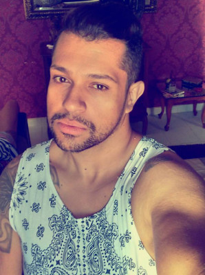  E ele está de volta na Acesso Restrito! Desta vez para estampar a nossa coluna o famoso Thiago Lopes festeja mais um ano de vida. Ué, Saulo, mas quem é Thiago Lopes? Dortt é mesmo! Esqueci de mencionar, Thiago Lopes é o criador da personagem Tatá Camburão e está sempre por aqui. Deixo os parabéns pelo aniversário neste dia 6 e desejo mais sucesso e muitas conquistas. #TatáÉQuemSopraAvela